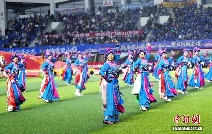 光以激烈的, 足球联赛